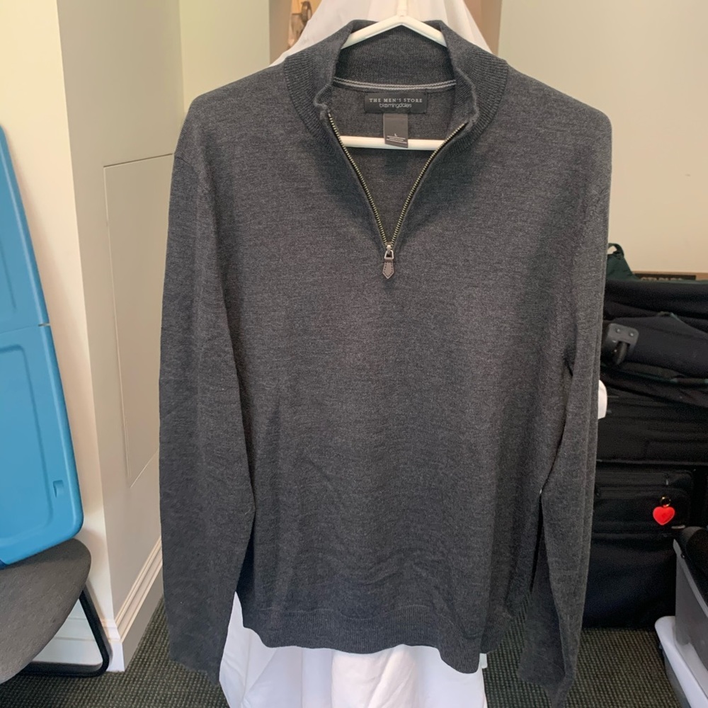 Bloomingdales Men’s gray 1/4 zip sweater.